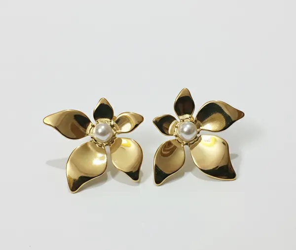 Gold_Floral_Pearl_Earrings_For_Women